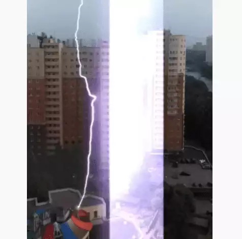 A Video of a Rare Lightning Strike Will Show You a Feature You Did Not Know About!